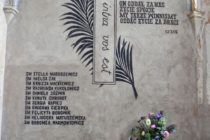 tablica w białym kościele farnym poświęcona błogosławionej Marii Stelli i dziesięciu towarzyszkom